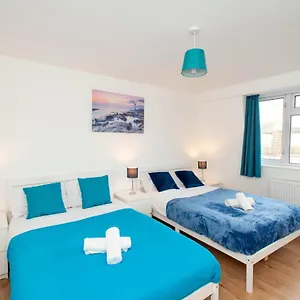 Stunning Four Bedroom House Close To Excel, O2 & With Free Parking Holiday home London